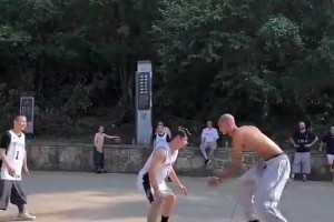 文班去年休赛期光着膀子在少林寺打球，这身体谁看了不震撼？